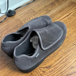 Men’s Propét slippers. Brand new.